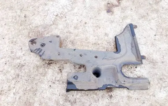 Volkswagen PASSAT B7 Engine splash shield/under tray 3aa825101