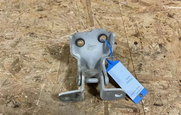Suzuki SX4 Front door lower hinge 
