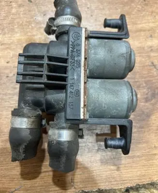 BMW 5 E39 Coolant heater control valve 8374995