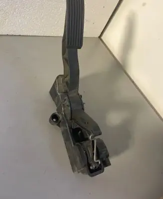 Mercedes-Benz A W169 Accelerator throttle pedal A1693000304 040907 001046