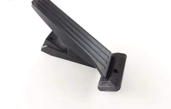 Accelerator throttle pedal