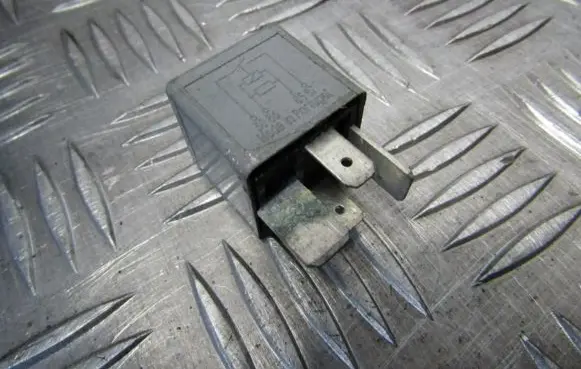 Volkswagen PASSAT B5 Other relay 8d0951253 v23134-j52-x300