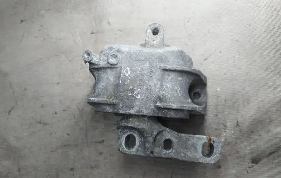 Volkswagen Touran I Engine mount bracket 1k0199262
