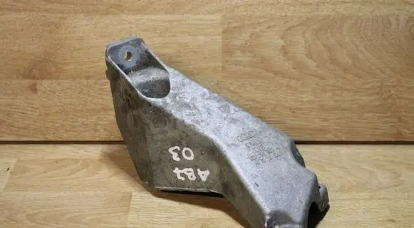 Audi A4 S4 B7 8E 8H Engine mounting bracket 8E0199307A