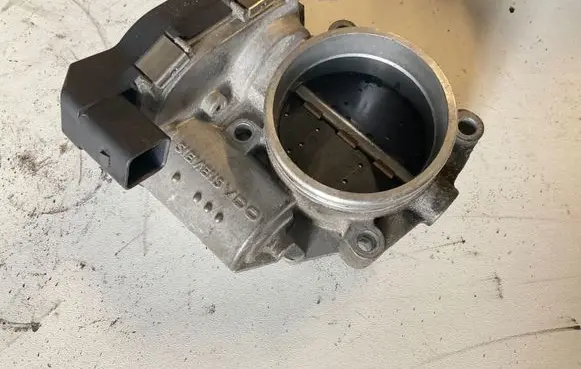 BMW 1 E82 E88 Throttle valve 7561066 A2C53374895