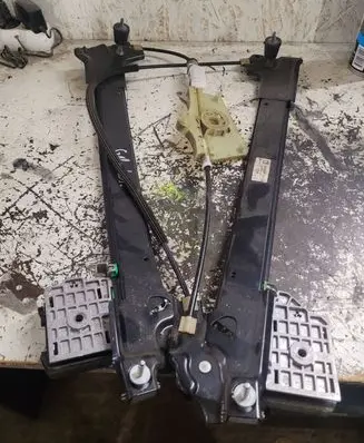 Rear window lifting mechanism without motor