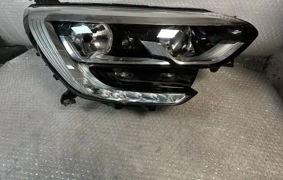 Renault Megane IV Headlight/headlamp 260102555R 90060921