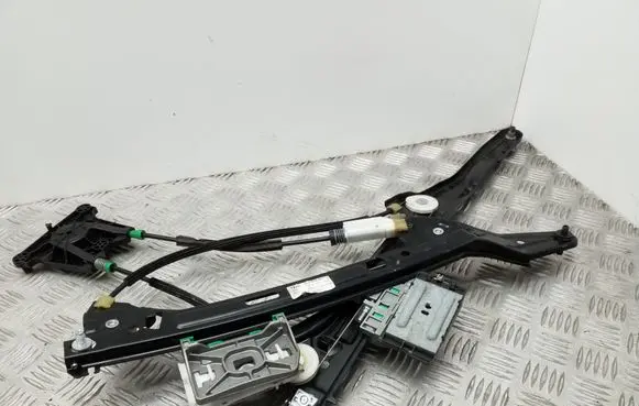Rear window lifting mechanism without motor