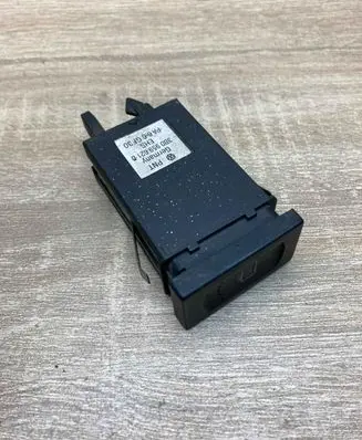 Volkswagen PASSAT B5.5 Windscreen/window heater switch 3B0959621D