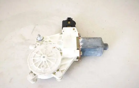 BMW 1 E81 E87 Front door window regulator motor 0130822226