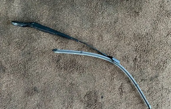 BMW 2 F46 Front wiper blade arm 9464503