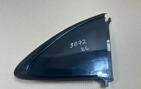 Porsche Taycan 9J1 Rear side window 9J0845298