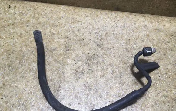 Mercedes-Benz E W124 Fuel line pipe 
