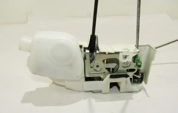 Mitsubishi Pajero Front door lock