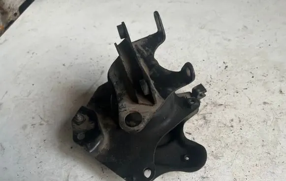 Volkswagen Polo III 6N 6N2 6NF Engine mount bracket 6N0199573E