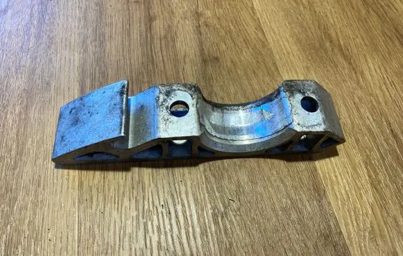 Volkswagen Touareg II Sway bar bush bracket, front 7L0411063B 001023377 AV6082