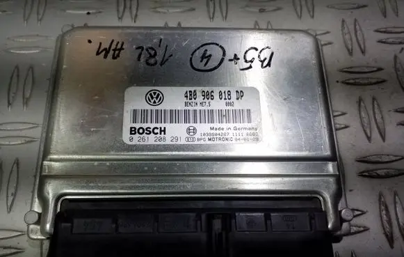 Volkswagen PASSAT B5.5 Engine control unit/module 4B0906018DP 0261208291 1039S04267
