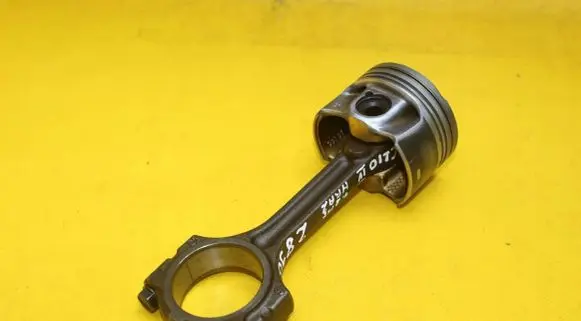 Renault Clio IV Piston with connecting rod 72L71