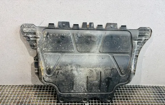 Volkswagen PASSAT B8 Engine splash shield/under tray 5Q0825236