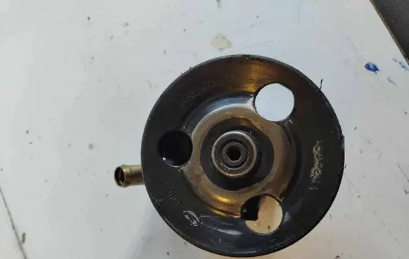 Ford Mondeo MK I Power steering pump 94BB3A733AA