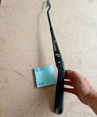 Mercedes-Benz C AMG W203 Front wiper blade arm 2565569