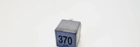 Volkswagen PASSAT B5 Other relay 8D0951253