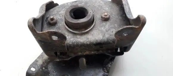 Peugeot 206 Engine mount bracket