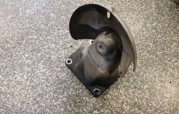 Mercedes-Benz C W202 Engine mount bracket