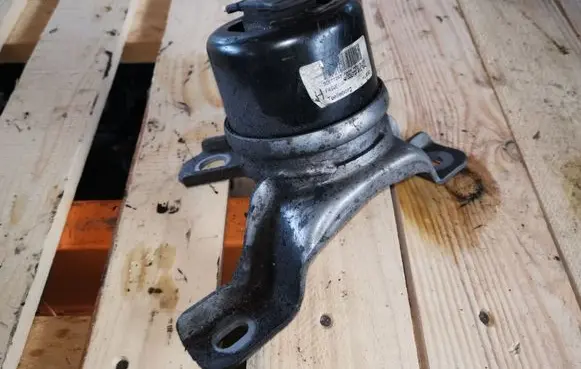 Volvo V70 Engine mount bracket 30671245