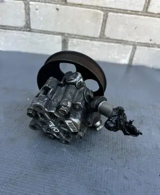 Opel Insignia A Power steering pump 55563329