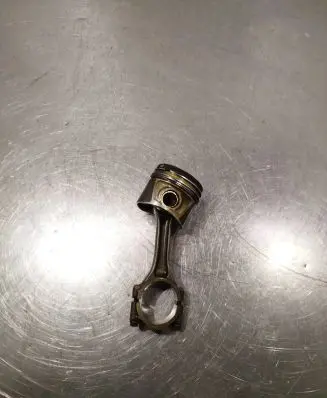 Volkswagen Touran I Piston with connecting rod