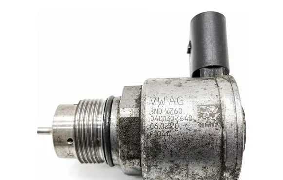 Volkswagen Caddy Fuel pressure regulator 04L130764D