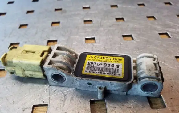 Mitsubishi Grandis Airbag deployment crash/impact sensor 8651A014 W002T11291