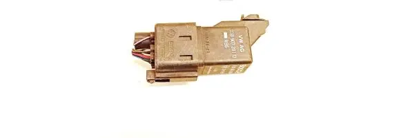 Volkswagen Golf V Glow plug pre-heat relay 0281003038 038907281D