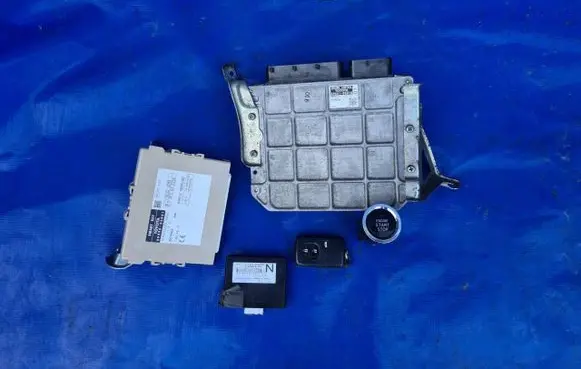 Toyota Avensis T270 Engine ECU kit and lock set 89661-05d10