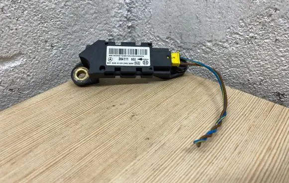 Mercedes-Benz CLS AMG C219 Airbag deployment crash/impact sensor 0018209126