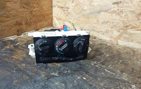 Mercedes-Benz A W168 Climate control unit 1688300485 052897
