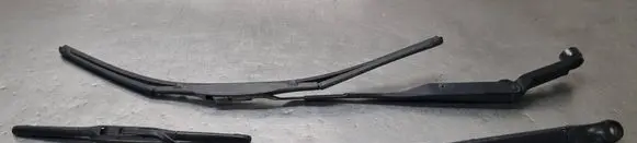 Toyota Prius+ (ZVW40) Front wiper blade arm