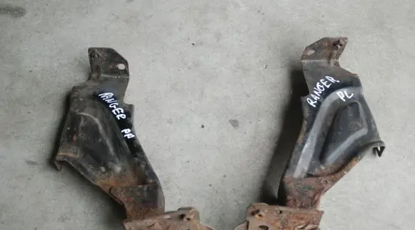Ford Ranger Fender mounting bracket