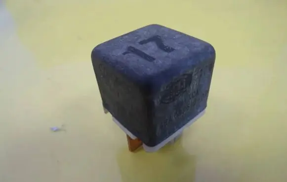 Volkswagen PASSAT B5 Other relay 171937503A