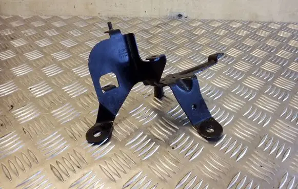Volkswagen Touareg I Fuel filter bracket/mount holder 7L6127224B