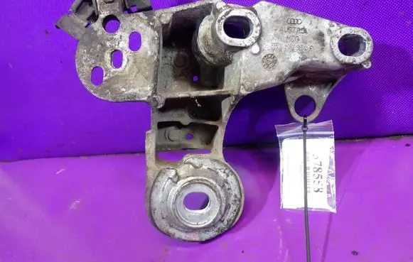 Audi A4 S4 B6 8E 8H Engine mounting bracket 
