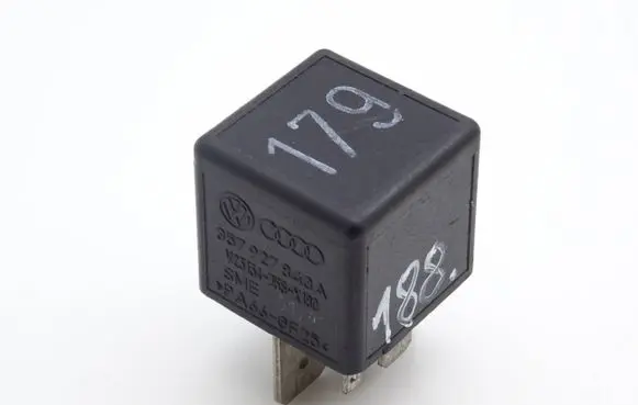 Volkswagen PASSAT B4 Other relay 357927843A