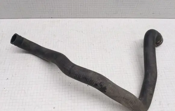 Volkswagen PASSAT B5 Engine coolant pipe/hose