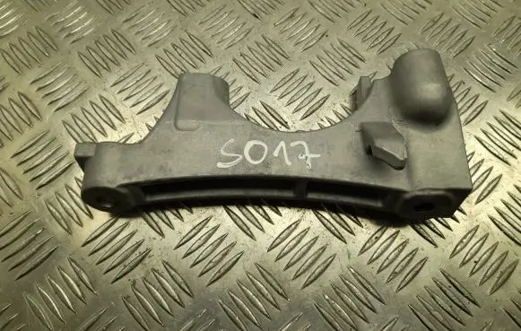 Toyota RAV 4 (XA50) Engine mounting bracket S017