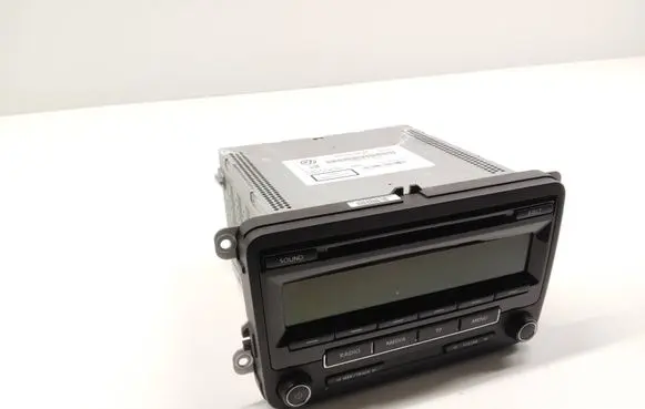 Volkswagen Jetta VI Radio/CD/DVD/GPS head unit 1K0035186AR VWZ4Z2R11100197