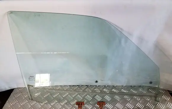 Nissan Juke I F15 Front door window glass four-door
