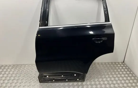 Volkswagen Tiguan Rear door