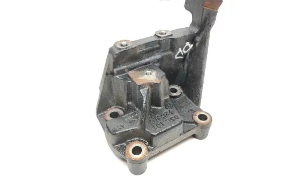 Audi A4 S4 B9 8W Engine mounting bracket 05L131425F
