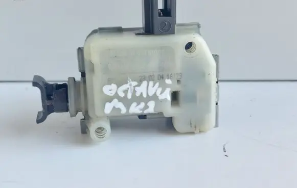 Skoda Octavia Mk2 (1Z) Central locking motor 